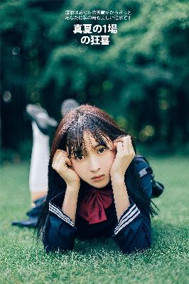 年轻的女孩在办公室推荐香水